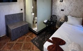 1-star room with capacity for 5