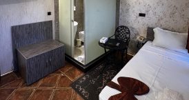 1-star room with capacity for 5